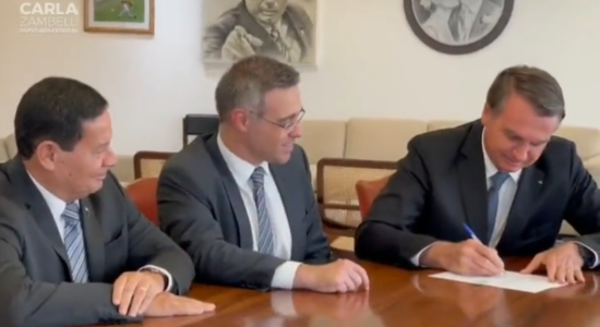 Presidente Jair Bolsonaro assinou a nomeação de André Mendonça ao STF