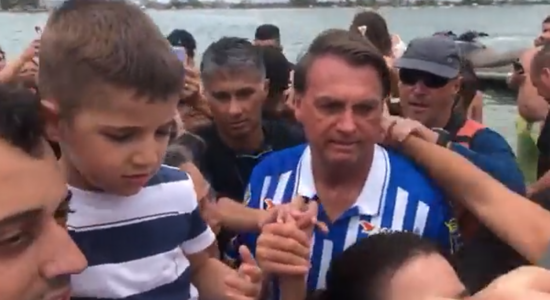 Presidente Jair Bolsonaro na praia