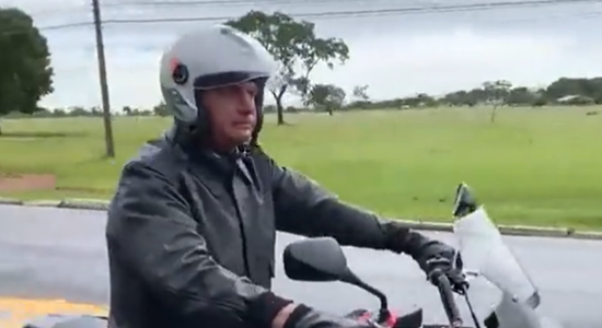 Bolsonaro passeou de moto na manhã deste sábado