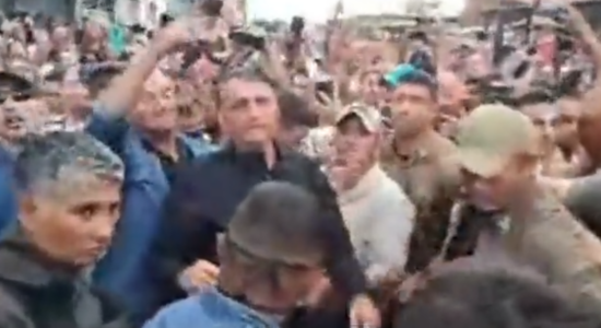 Presidente Jair Bolsonaro é ovacionado pelo povo