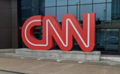 Logo da CNN em frente à sede da emissora em Atlanta, EUA