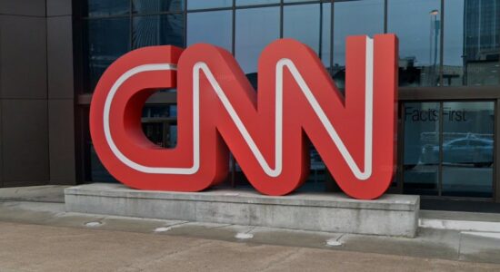 Logo da CNN em frente à sede da emissora em Atlanta, EUA