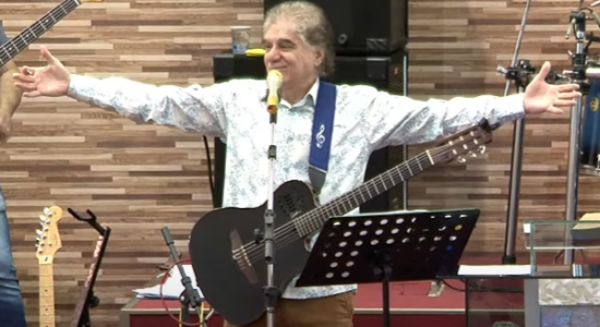 Pastor Carlos Moysés agradeceu por ter sua música cantada na comemoração de André Mendonça
