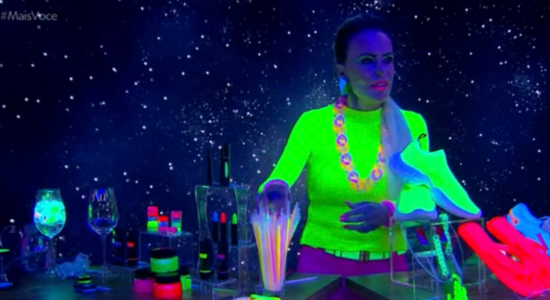 Ana Maria Braga usa roupa neon e é comparada a Avatar