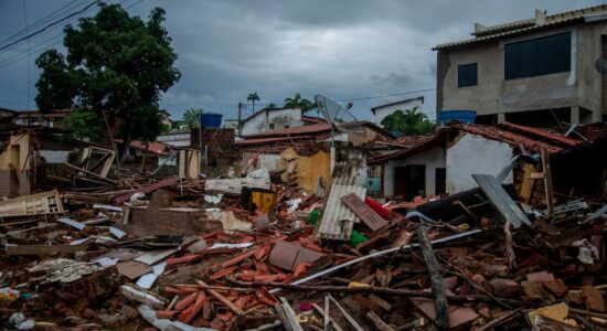 Fotos mostram casas destruídas por inundações em Itambé, na Bahia