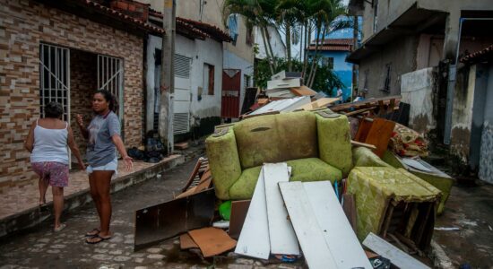 Casas destruídas por inundações em Itambé, na Bahia