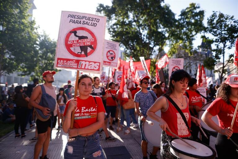 Argentinos protestam contra acordo de dívida do FMI