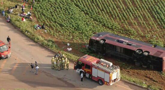 Ônibus tomba na divisa entre DF e Goiás e deixa 25 feridos; motorista fugiu