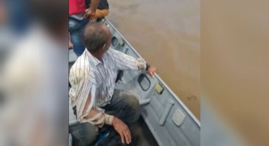 Pessoas são resgatadas após naufrágio de embarcação no Pará
