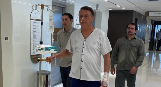 Presidente Jair Bolsonaro segue no hospital