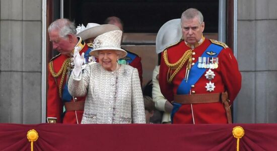 Rainha Elizabeth II ao lado do príncipe Andrew