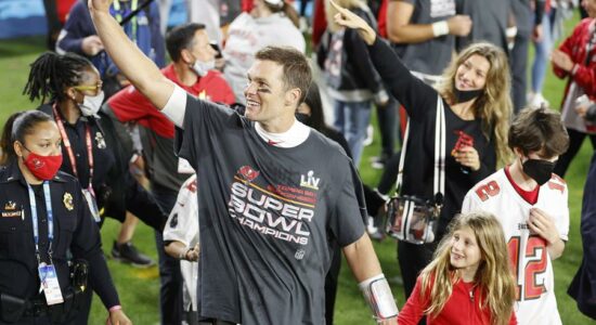Tom Brady se aposenta da NFL após conquista de 7 Super Bowls e inúmeros recordes
