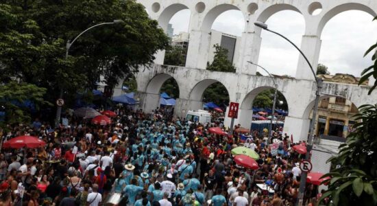 Blocos carnavalescos na Lapa, ponto turístico do Rio