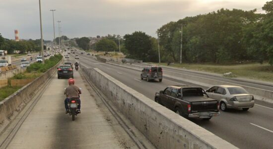 Carros e motos no trânsito da Avenida Brasil