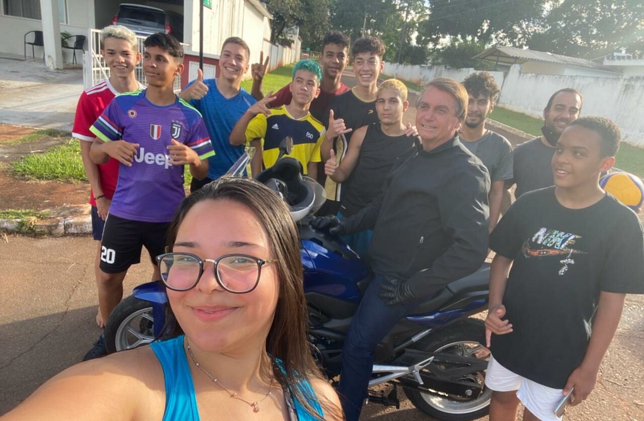 Bolsonaro deixa Alvorada para passear de moto por Brasília