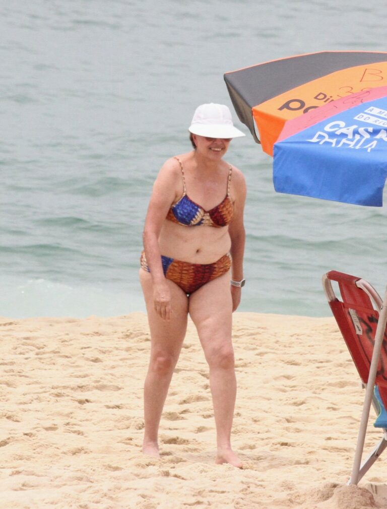 Ex-presidente Dilma foi à praia com a família