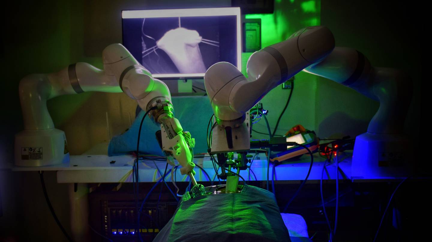 Robô realiza primeira cirurgia laparoscópica sem ajuda humana