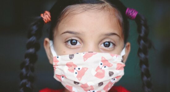 criança máscara covid-19 coronavirus girl-g02f666f24_1920
