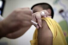 Município investiga possível reação da vacina em criança de 8 anos