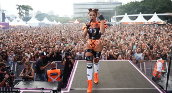 Com famosos e aglomeração, Anitta faz show em São Paulo
