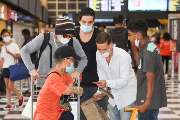 Whinderson Nunes e amigo dão gorjeta a garotos no aeroporto