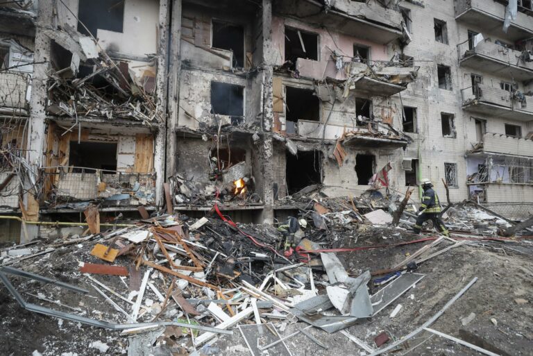 Consequências de um bombardeio noturno em uma área residencial em Kiev