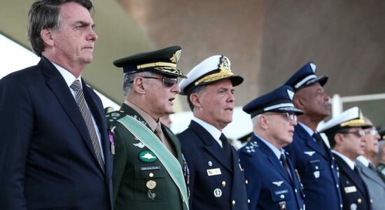Presidente Jair Bolsonaro em evento com militares