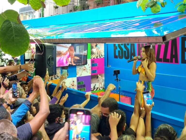 Anitta distribui sandálias e gera aglomeração em ruas do Rio