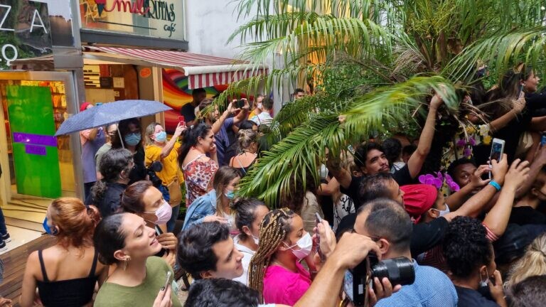 Anitta distribui sandálias e gera aglomeração em ruas do Rio
