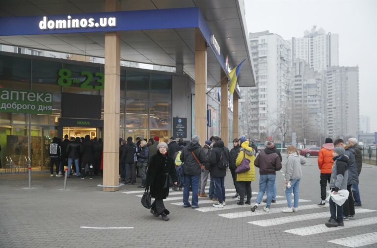 Pessoas fazem fila do lado de fora de um supermercado em Kiev