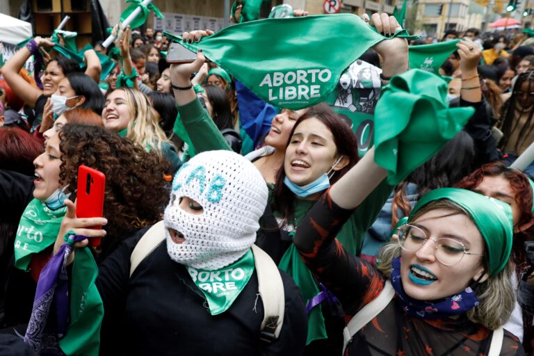 Manifestantes a favor da descriminalização do aborto na Colômbia