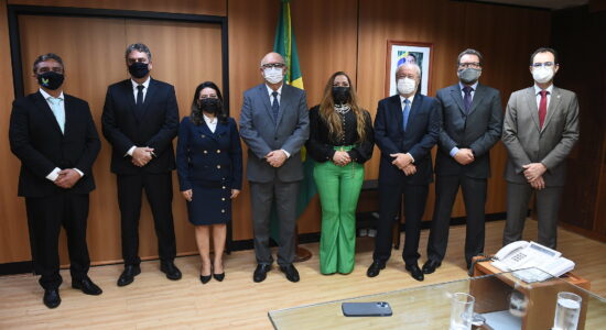 Membros da nova entidade de reitores junto com o ministro Milton Ribeiro