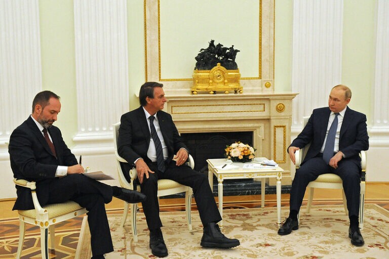 Bolsonaro se encontra com Putin em Moscou e cita colaboração