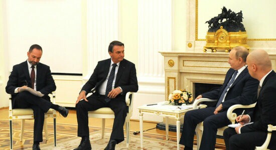 Bolsonaro se encontra com Putin em Moscou e cita colaboração