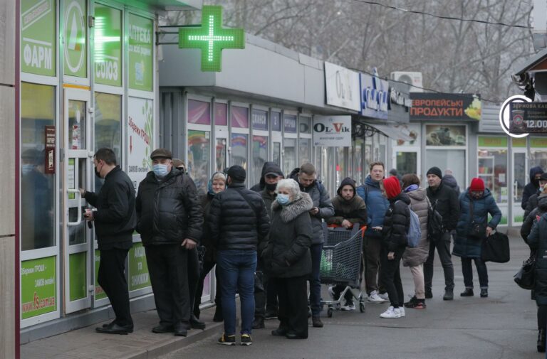Ucranianos fazem fila do lado de fora de uma farmácia em Kiev