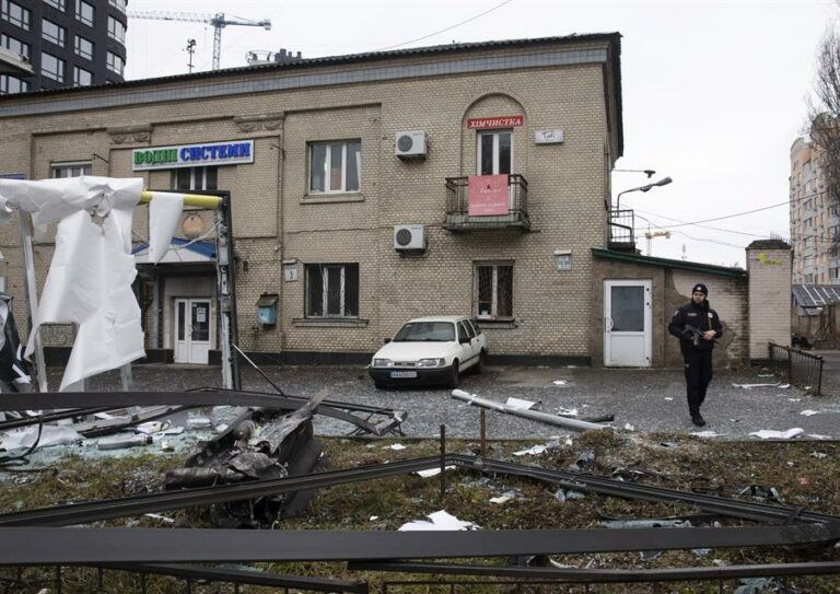 Consequências da explosão em Kiev quando tropas russas entram na Ucrânia