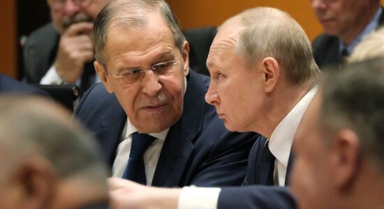 Presidente Vladimir Putin e o ministro Sergei Lavrov