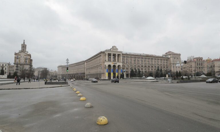 Visão geral da Praça da Independência vazia em Kiev