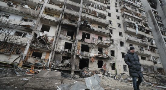 Prédio bastante danificado em Kiev