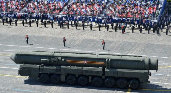 Míssil termonuclear russo RS-24 Yars durante desfile