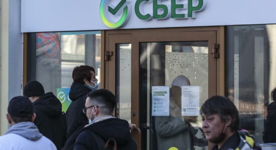 Russos fazem filas nos bancos após sanções econômicas do Ocidente