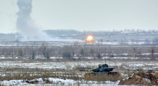 Tensão militar na fronteira da Rússia com a Ucrânia continua