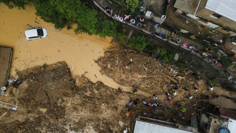 Chuva deixa cenário de destruição em Petrópolis (RJ)