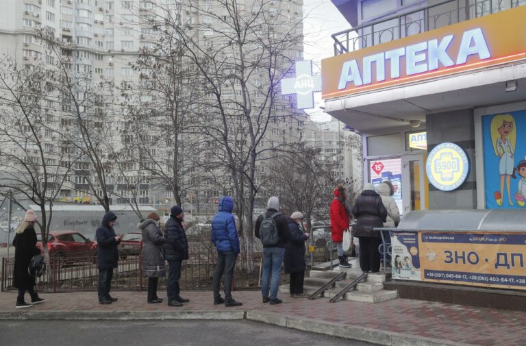 Ucranianos fazem fila em uma farmácia em Kiev