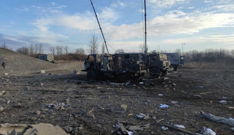 Consequências do bombardeio em posto militar na Ucrânia