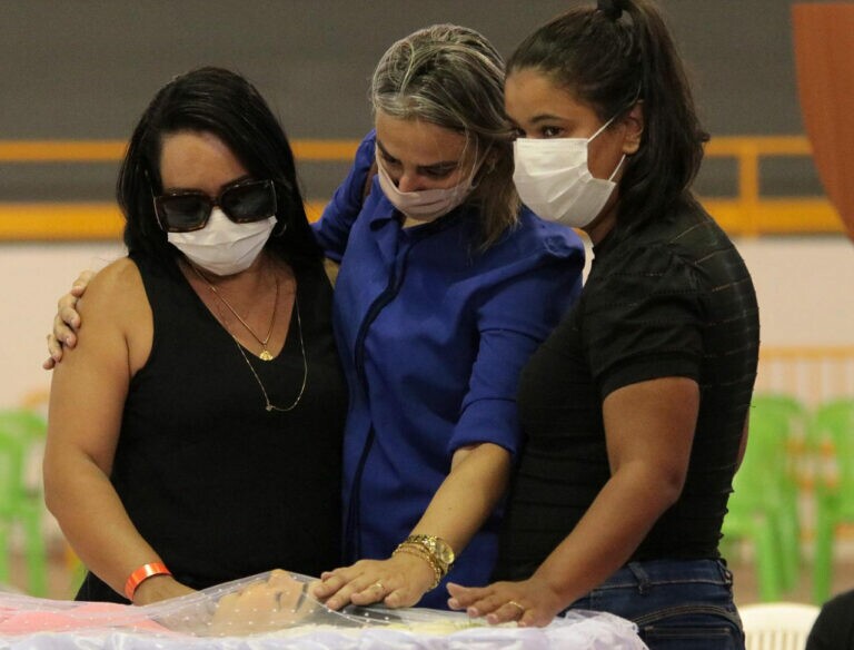 Corpo de Paulinha Abelha é velado em Aracaju