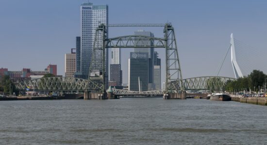 Ponte em Roterdã será desmontada para liberar passagem de iate de Jeff Bezos