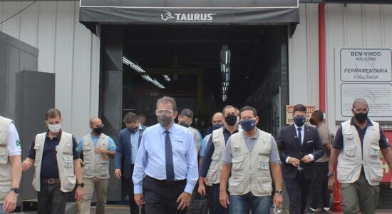 Vice-presidente Hamilton Mourão visita instalações da Taurus, no RS