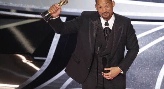 Will Smith dá tapa no rosto de Chris Rock durante o Oscar 2022