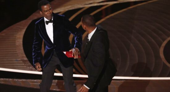 Momento em que Will Smith sobe ao palco para dar tapa no rosto de Chris Rock